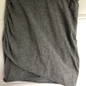 Kjol - Jätte fin grå kjol med resor i midjan, omlott och veckad vid vänstersida ben!🥰 (stretch)