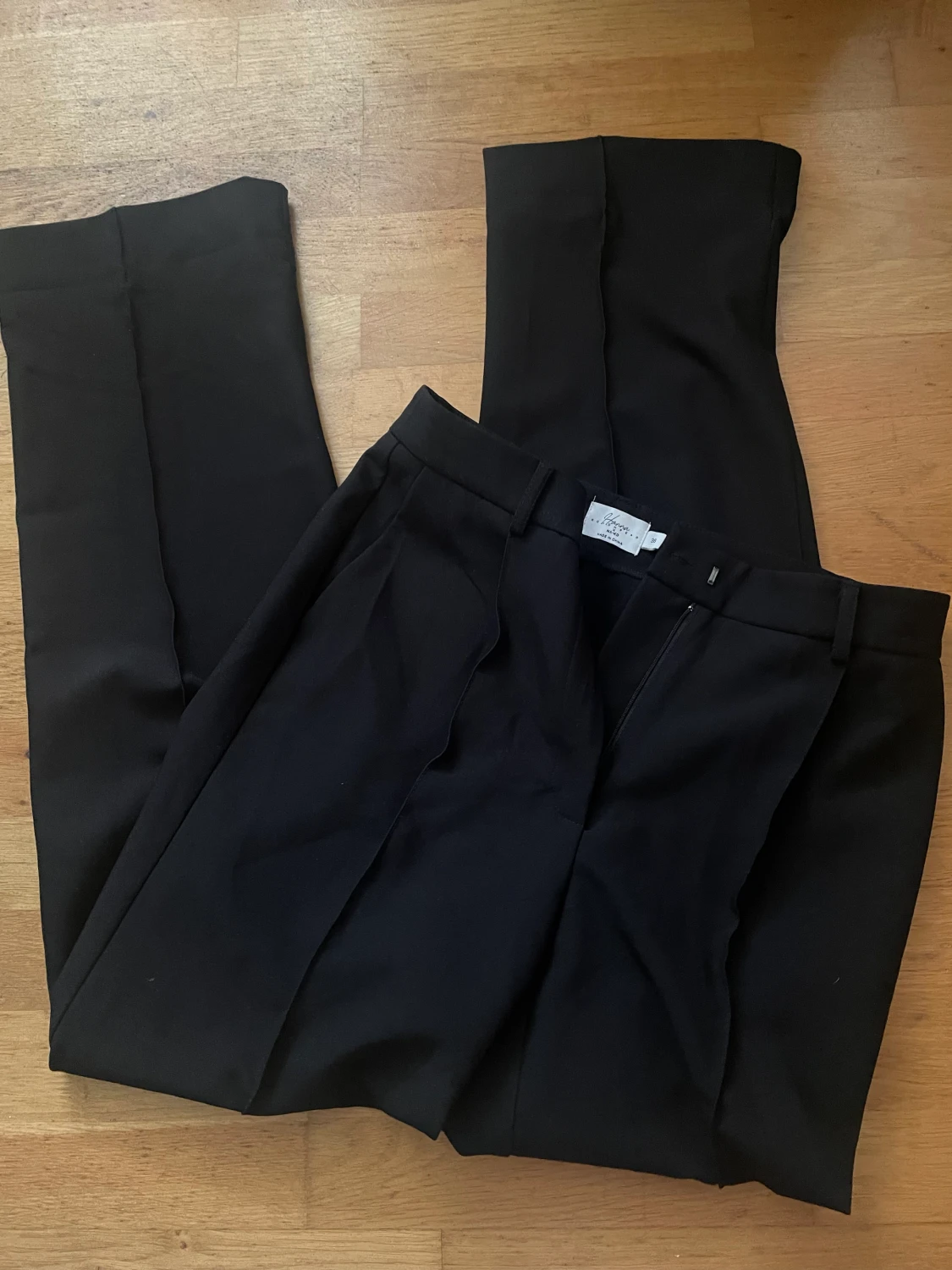 KOSTYMBYXA MED SYDDA PRESSVECK