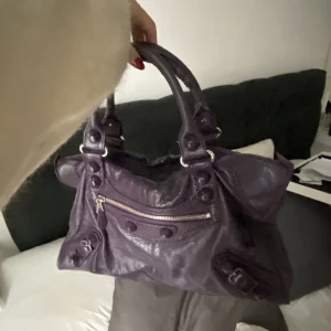 balenciaga citybag - såå fin väska som inte kommer till användning… köpt på miinto förra året och varsamt använt den ett tiotal gånger (äkthetsbevis finns och fler bilder kan skickas om så önskas) 💓💓