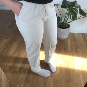 Byxor - Beiga kostymliknande byxor i storlek XS från Pull&bear