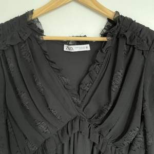 En svart klänning ifrån Zara.🖤🪩 Endast använd 2 gånger. Klänningen köpte jag i vintras, därför finns den inte kvar på hemsidan. Tryck gärna på köp nu!😊