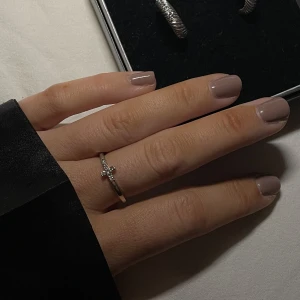 Silver kors ring - Oanvänd🤍 ⭐️Säljer mycket smycken nu då jag har för mycket och rensar, så bara att skriva vid frågor eller behov av fler bilder🤍✨🌟Paketpris vid köp av flera smycken/plagg.