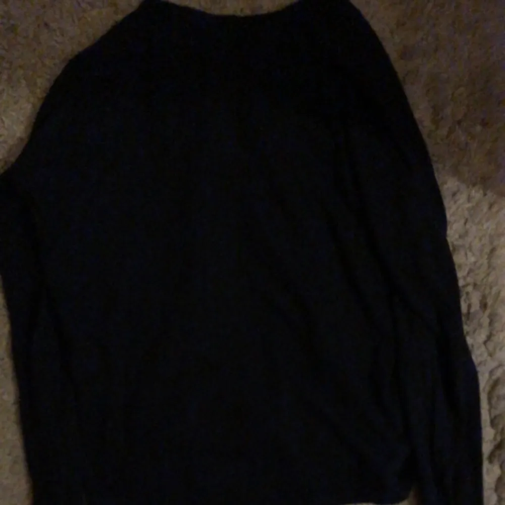 En svart/ väldigt mörkblå skön pyjamas tröja . Tröjor & Koftor.