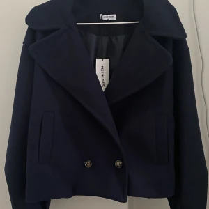 Höstjacka  - En fin och trendig höstjacka från Meet Me There. I storlek S. Aldrig använd tagg finns kvar. Skriv om du har frågor eller vill ha flera bilder!! 