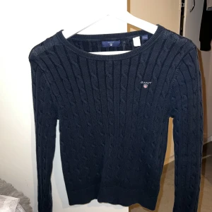Gant tröja 350kr - Storlek 13-14 år, originella pris 900kr men säljer den för 350 kr! Knappt använd för ett år sen så mycket fint skick! Skriv om intresserad- kan mötas upp på stan, tar endast emot Swish
