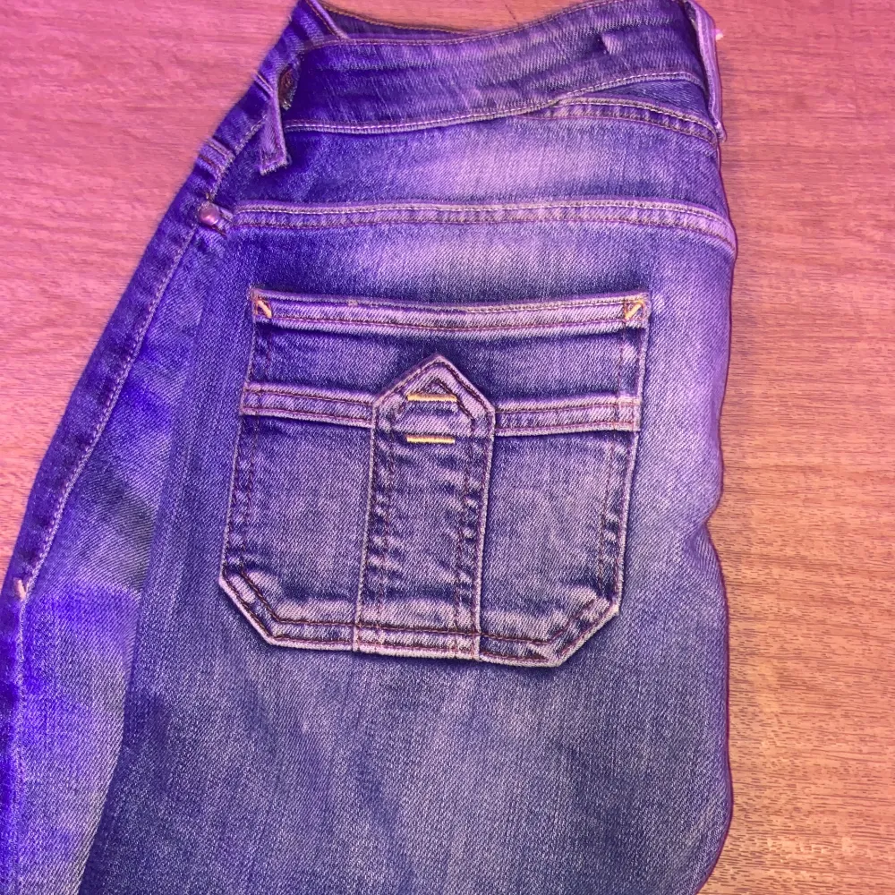 Jag säljer mina väldigt lågmidjade bootcut jeans som jag köpt secondhand på grund av att dem är för små. De är avklippta och för korta på mig som är 178,5cm. Skriv privat för fler bilder, pris kan diskuteras.. Jeans & Byxor.