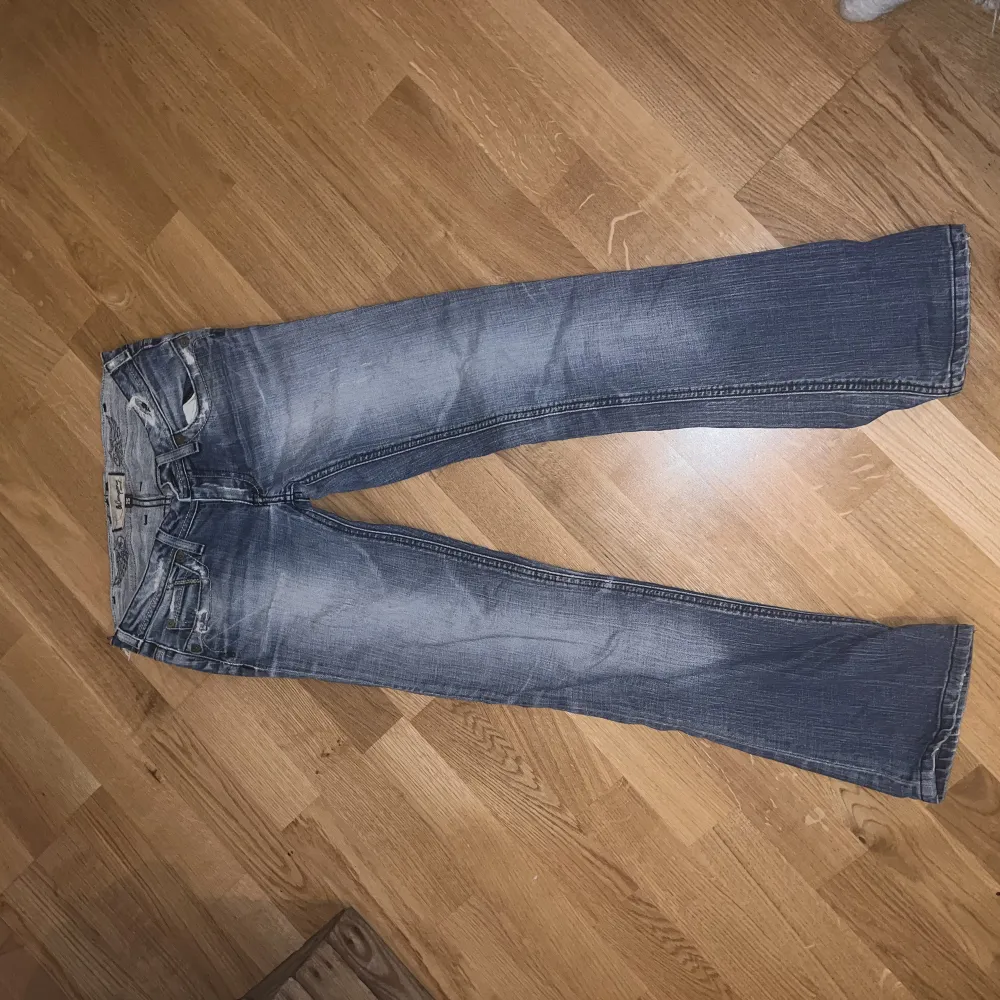 Jättesnygga lowwaist jeans med snygg brodering på bakfickorna💕midjemåttet är 35cm och innerbenslängden är 110cm💕. Jeans & Byxor.