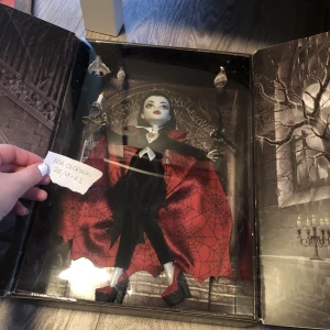 Monster high docka NIB - Dracula från Mattels limited edition skräck line  Helt i nyskick