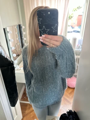Tjock tröja - Jätte mysig tröja nu till hösten, är lite grön till färgen med glitter i sig, så snygg!!