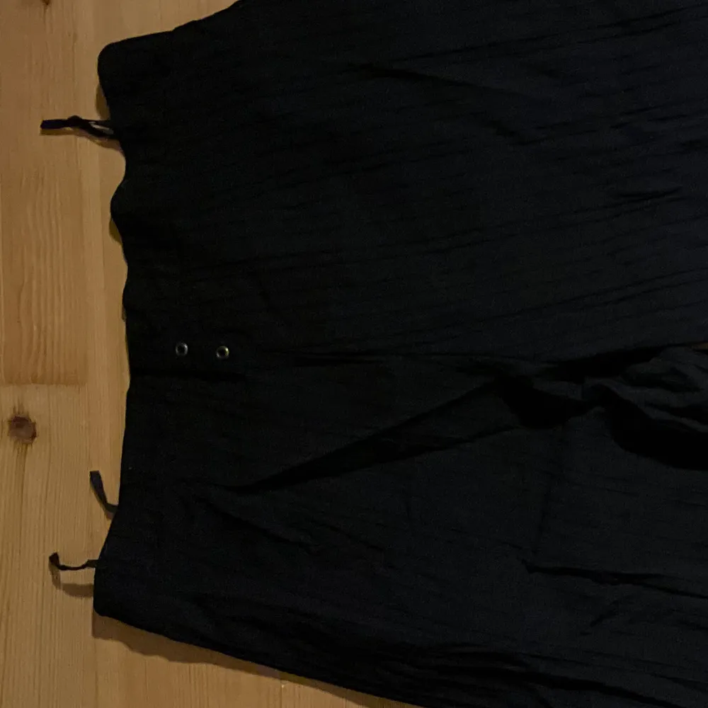 Svarta byxor med randig textur (se bild). Inköpta secondhand men nyskick. . Jeans & Byxor.
