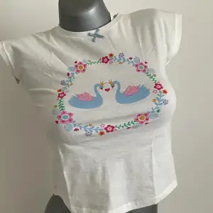 Fin vintage babytee, barnstorlek sitter mer croppad på vuxen 🫶🏻