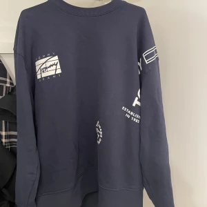 Tommy jeans sweatshirt - Vill kolla intresset på denna skitsnygga tröja från Tommy Jeans. Knappt använd men jag tycker om den så mycket så har inte velat släppa den. Storlek M och sitter snyggt