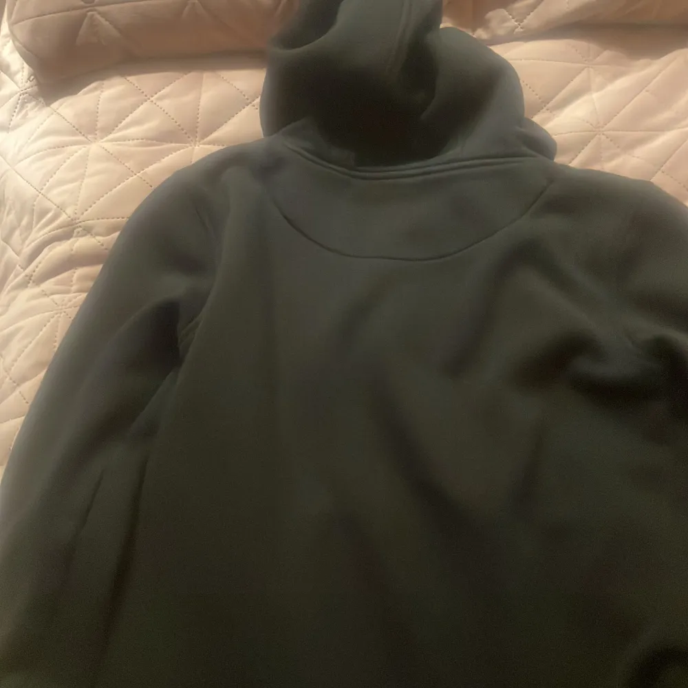 En dirtcult hoodie jag har använt den många gånger men nu är den förliten för mig den är i storlek S, inga skador på plaget, pris kan diskuteras . Hoodies.