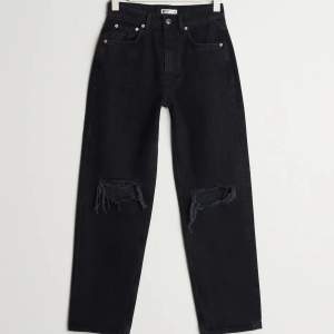 Urtvättade svarta slitna jeans från Gina Tricot i modellen ”Vintage”. Dessa är i petite längden och storlek 38.