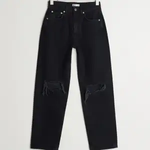 Urtvättade svarta slitna jeans från Gina Tricot i modellen ”Vintage”. Dessa är i petite längden och storlek 38.