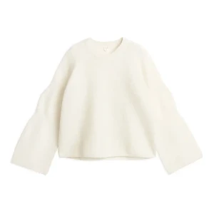 Arket tröja - Säljer denna såå snygga slutsålda mohair tröja från arket i stolek Xs! Tröjan är aldrig tvättat och använd endast 1 gång💕💕💕den är i jättebra skick! köpt för 990kr