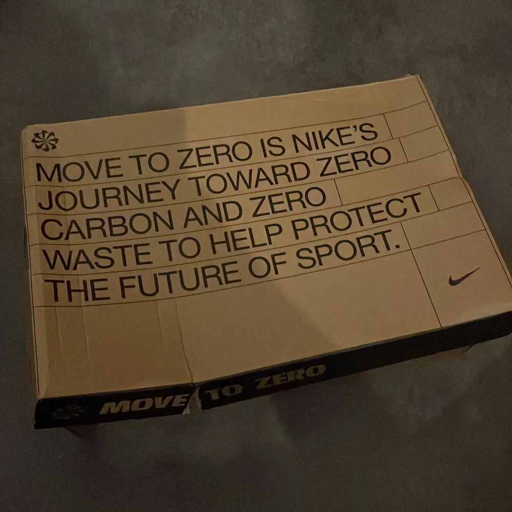Säljer Nike air Max terrascape 90 som är använt 3 gånger och lite smutsig men funkar väldigt bra/plus du får Nike lådan. Skor.