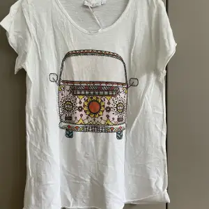 T-shirt från Marta du Chateau  med små pärlor  Ny med prislappen kvar  