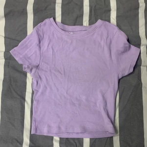 Lila tipp - Fin lila topp som är i nyskick då jag inte använder den längre och inte är min stil direkt, för mer bilder skriv || köparen står för frakt