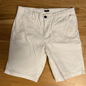 Tommy Hilfiger Shorts STRL 164 - Vita Tommy Hilfiger Jeans storlek 164