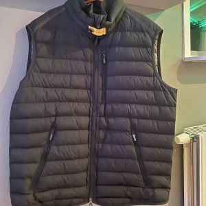 Parajumper väst - En parajumper väst i nytt skick L mitt pris 1500kr