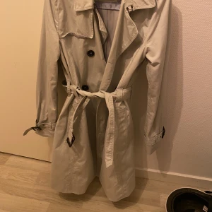 Kappa  - Kappa från ESPRIT. Fint skick. Tunn, vind och bra vatten avvisning för att inte vara regnjacka. Knyte allternativ bälte i midjan🌺