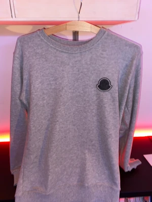 Moncler Sweatshirt - Fint skick, alla tillbehör finns förutom påse. Storlek S Köpt på vestiaire.