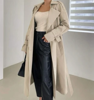 Beige Trenchcoat  - Säljer denna trenchcoaten som jag beställt från Shein i storlek S. Tyväär blev de för stor för mig och därför säljer jag den vidare den är helt oanvänd!!