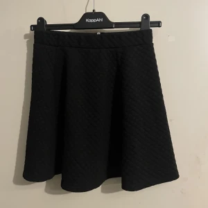 Svart tjock kjol - Svart kjol med ganska tjockt tyg från H&M. Storlek S.