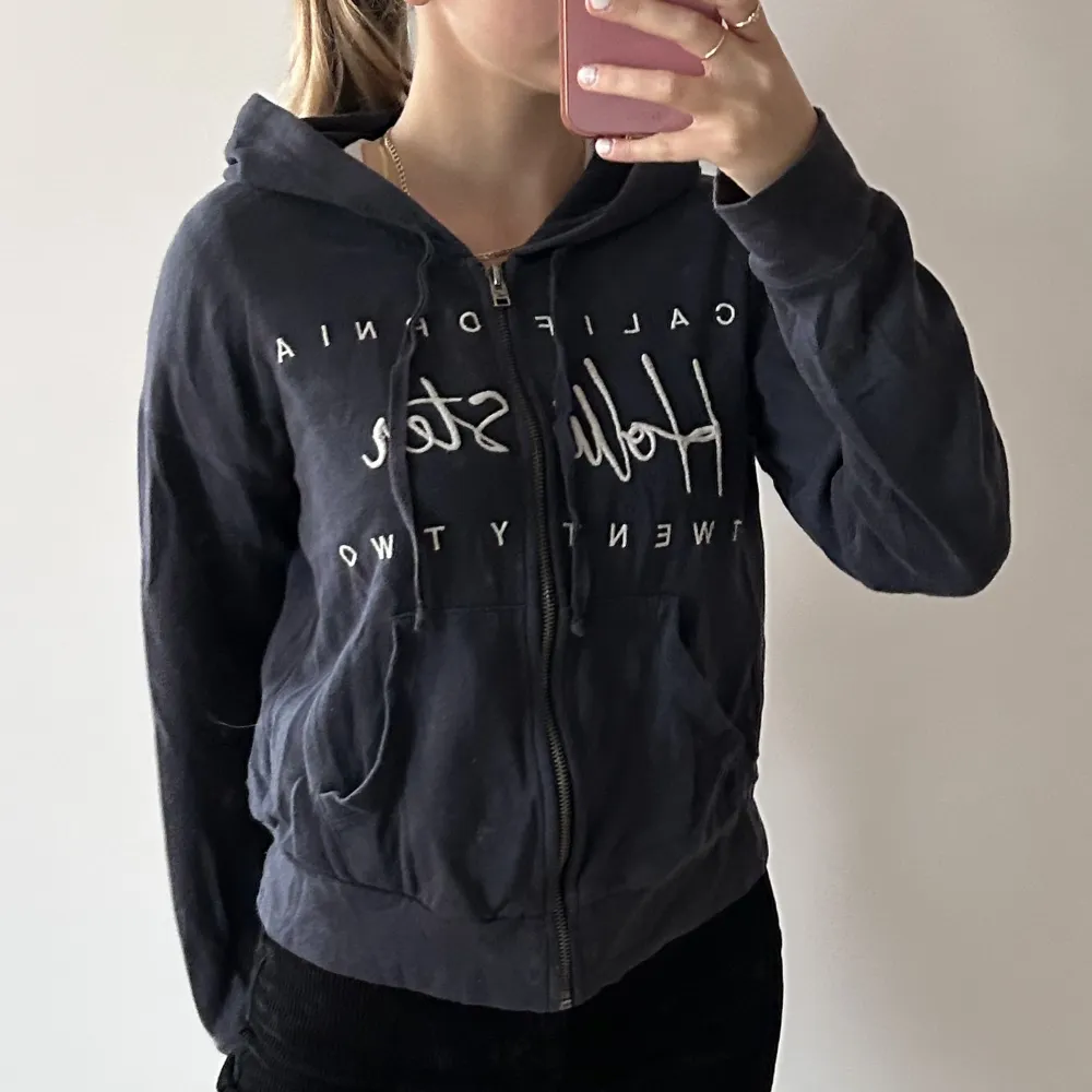 Fin mörkblå vintage zip up hoodie från Hollister i storlek XS. Den är väl använd men fortfarande i mycket bra skick! Hör av dig om du undrar något☺️👋🏼🤍✨. Hoodies.