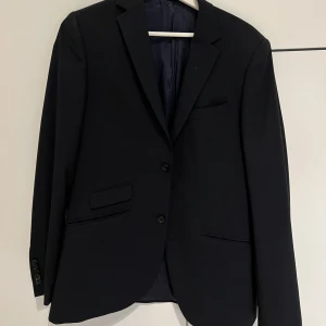 Oversized kavaj - Denna oversized kavajen är från Riley och är marinblå. Väldigt snygg att ha ute med en kjol eller ett par kostymbyxor för lite mer uppklätt. 