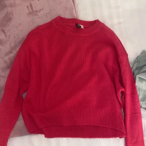 Stickad  - Säljer denna stickade tröja på grund av att den e rosa. Köpt för 250kr säljer för 100kr