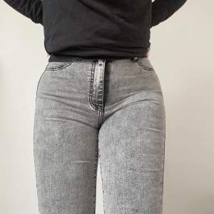 Skitsnygga långa(!!!) jeans köpta från Shein, aldrig använda, endast testade. Alldeles för långa för mig som är 170, behöver sys upp eller sitta på längre ben. Jättesnygg passform, stretchiga och mjuka i materialet!! 🫶🏼🫶🏼storlek 30, sitter bra på en M/L/XL