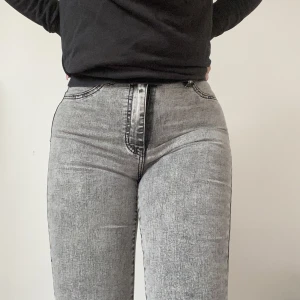 Långa jeans - Skitsnygga långa(!!!) jeans köpta från Shein, aldrig använda, endast testade. Alldeles för långa för mig som är 170, behöver sys upp eller sitta på längre ben. Jättesnygg passform, stretchiga och mjuka i materialet!! 🫶🏼🫶🏼storlek 30, sitter bra på en M/L/XL