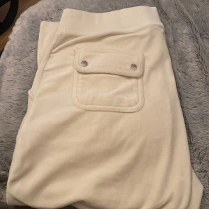 Juicy couture  - Använda 1-2 ggr storlek L creme vita i färg. 