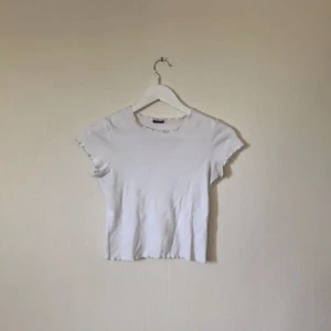 Vit topp - Ribbad top från brandy Melville i modellen Wynn. Storlek S.