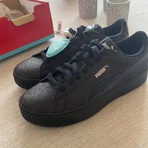 Helt nya sneakers från Puma. Ligger oanvända i kartong. 