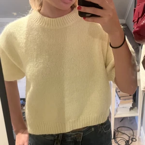 Stickad t-shirts  - Stickad T-shirt från zara, använd gå tal gånger och i mycket bra skick💕