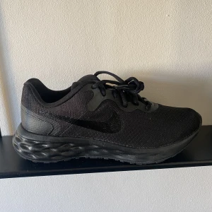 Nike Revolution 6 - Sprillans nya Nike Revolution 6. Aldrig använda endast testade. Storlek 40. Nypris på stadium: 749:-