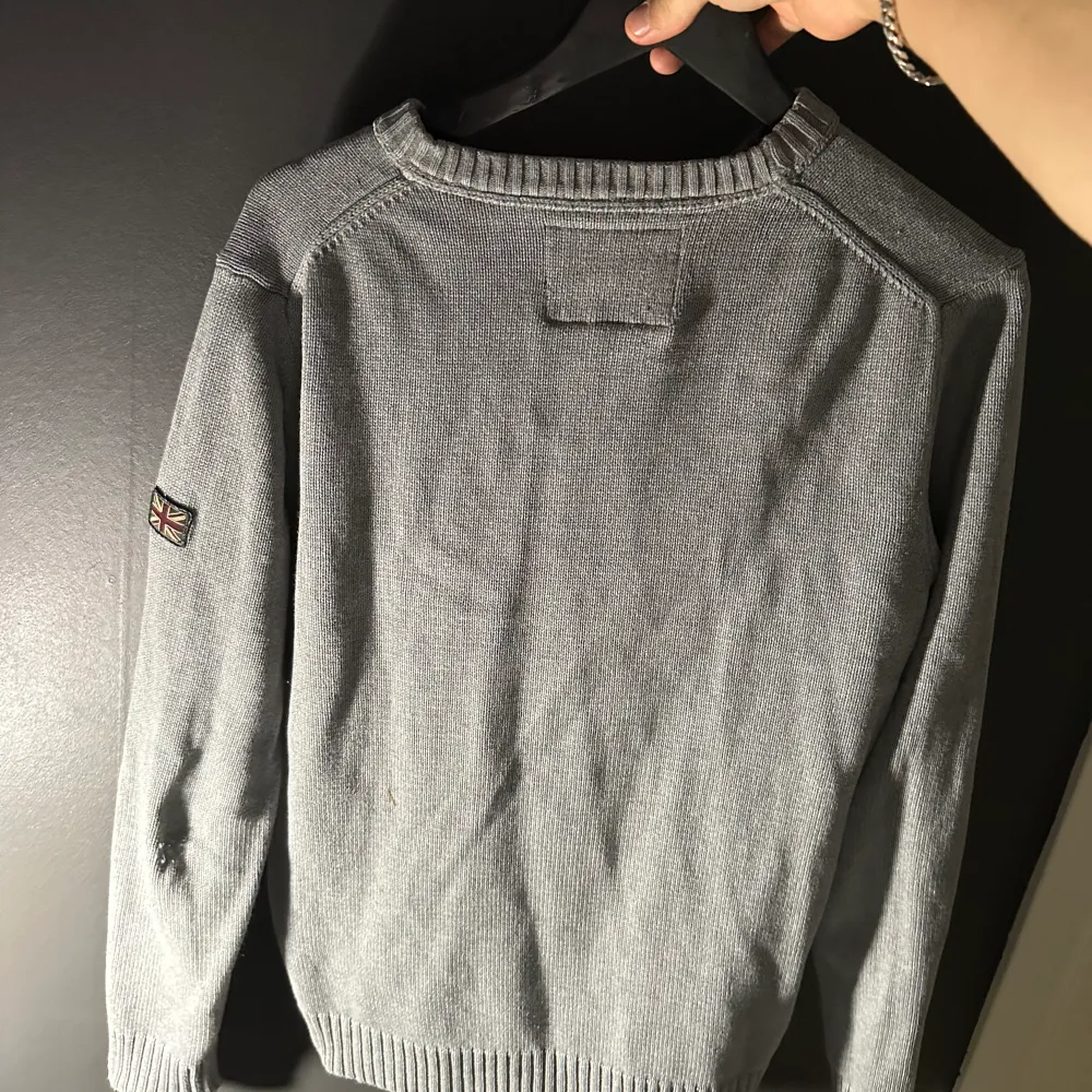 En grå stilig sweatshirt från morris i storlek M  I använt skick För bild på skriv dm. Tröjor & Koftor.