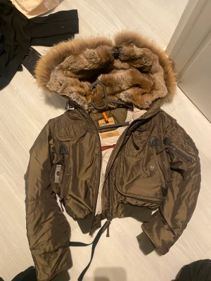 Parajumpers jacka  - Storlek XS, men passar även S/M som jag själv är. En gammal modell, haft i några år men i fint skick, färgen är brun. Vid fler frågor bara höra av sig 🌸