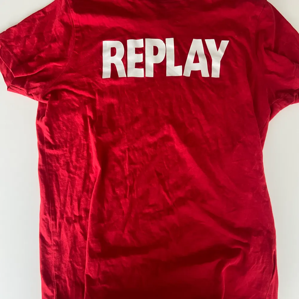 En fin replay t-shirt med ett litet hål vid texten, syns knappt när man har tröjan på sig.. T-shirts.