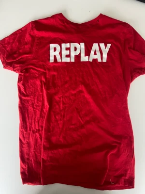 Replay t-shirt  - En fin replay t-shirt med ett litet hål vid texten, syns knappt när man har tröjan på sig.