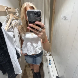 Säljer denna jättefina toppen från brandy Melville  - Säljer min sjukt fina topp från brandy Melville, köpt för 400kr och aldrig använd därav att jag säljer❤️