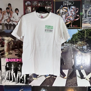 Vintage T-shirt  - Otroligt snygg tröja! Inga defekter förutom 2 små hål som syns på sista bilden längst ner:) dm vid mått och frågor