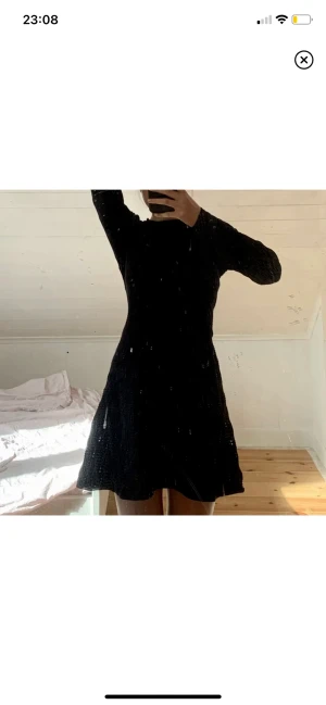 Klänning  - Svart stickad klänning i mycket bra kvalitet. Sparsamt använd. Kom gärna med prisförslag 🖤