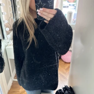 Skimmrig tröja - En jätte fin svart skimmrig tröja!! Passar så bra nu till hösten!