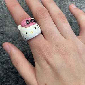 Jätte söt hello kitty ring ja köpte secondhand för ett tag sen ^^