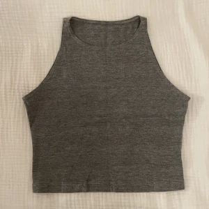 Mörkgrå bomulls cropped top - Magtröja i Jersey material 