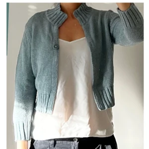 Croppad kofta - Bra skick. Storlek L. Använd gärna köp nu om du vill köpa.